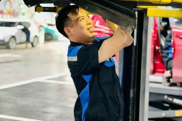 Dịch vụ Sửa Chữa và Bảo Dưỡng Ô Tô Tại Showroom VinFast Thăng Long: Đội Ngũ Kỹ Thuật Viên Tận Tâm, Chất Lượng Vượt Trội