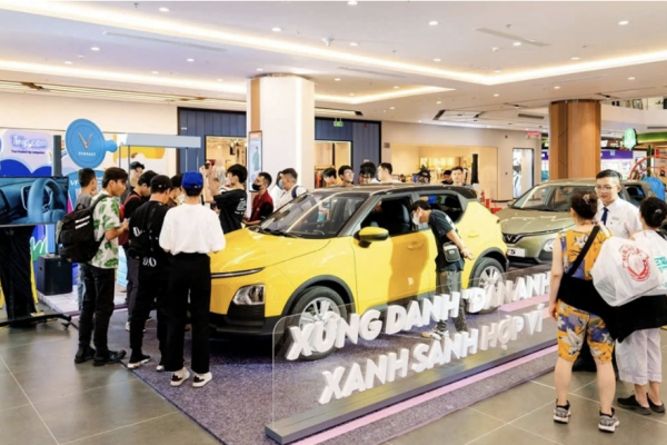 KHÁCH ĐỔ XÔ MUA Ô TÔ ĐIỆN TRƯỚC KHI ƯU ĐÃI PHÍ TRƯỚC BẠ 0% KẾT THÚC